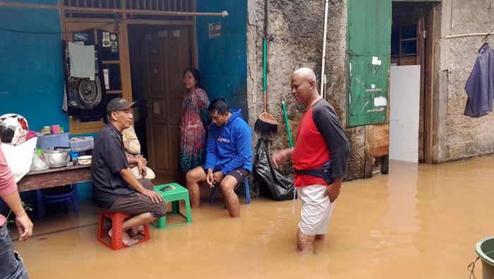Wilayah Kota Tangerang Selatan (Tangsel) kembali dikepung banjir. Bahkan, ada yang nyaris menutupi atap rumahnya.