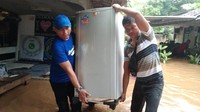 Hujan yang terus mengguyur dan belum berhenti sejak Jumat hingga Sabtu mengakibatkan berbagai daerah mengalami banjir yang cukup parah. Termasuk di kota Tangerang Selatan. Sedikitnya ada ratusan KK yang terdampak banjir dari tiga kecamatan yang berbeda.