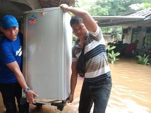 Bahu Membahu Bantu Korban Banjir di Tangsel