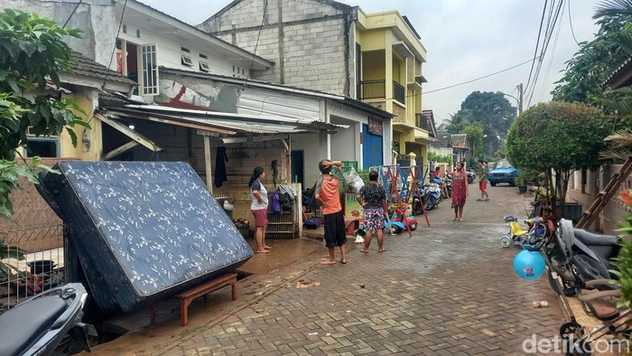 Banjir yang merendam warga di Perumahan Puri Kartika Baru, Ciledug, Kota Tangerang, Banten, mulai surut (Khairul Maarif/detikcom)