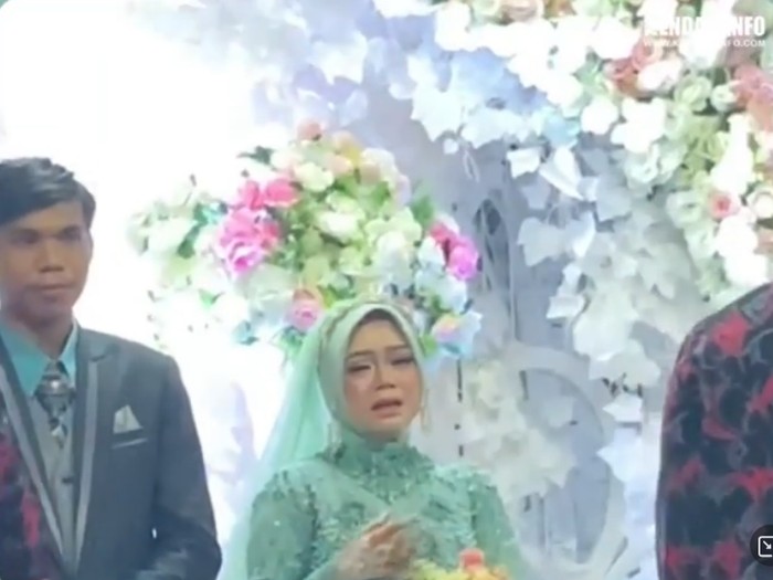Beredar viral video pria datang ke nikahan mantan dan membawa buket bunga. Beredar viral video pria datang ke nikahan mantan dan membawa buket bunga.