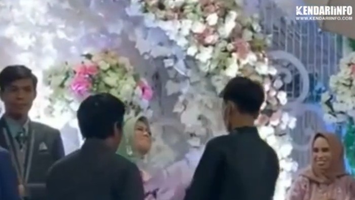 Beredar viral video pria datang ke nikahan mantan dan membawa buket bunga.