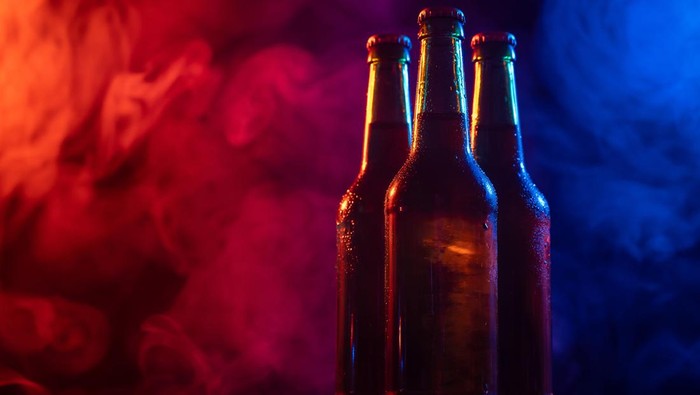Botol terjebak di usus besar Three bottles of beer in a blue-pink mist