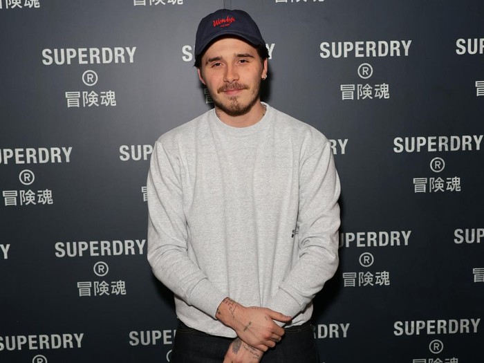 Brooklyn Beckham Jadi Brand Ambassador Superdry LONDON, ENGLAND - NOVEMBER 09: Julian Dunkerton (L) and Brooklyn Beckham attend the launch of Superdrys new flagship store on Oxford Street with Brooklyn Beckham on November 09, 2021 in London, England. (Photo by David M. Benett/Dave Benett/Getty Images for Superdry)