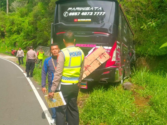 bus pariwisata tabrak tebing di magetan