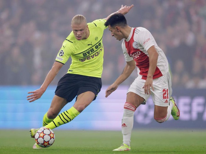 AMSTERDAM, NETHERLANDS - OCTOBER 19: (L-R) Erling Haaland of Borussia Dortmund, Lisandro Martinez of Ajax  during the UEFA Champions League  match between Ajax v Borussia Dortmund at the Johan Cruijff Arena on October 19, 2021 in Amsterdam Netherlands (Photo by Rico Brouwer/Soccrates/Getty Images)
