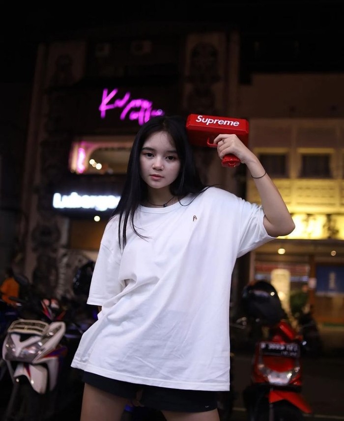 Potret Selebgram Kienzy yang 'Sentil' Hotman Paris Saat Jajan di Kaki Lima