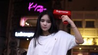 Pernyataan tak menyenangkan Kienzy atas Hotman Paris ini disampaikan langsung saat melakukan live promosi skincare pada akun Instagramnya. Menyebut beberapa ungkapan tak sopan, Kienzy pancing emosi Hotman Paris. Foto: Instagram/kienzy._myllien02