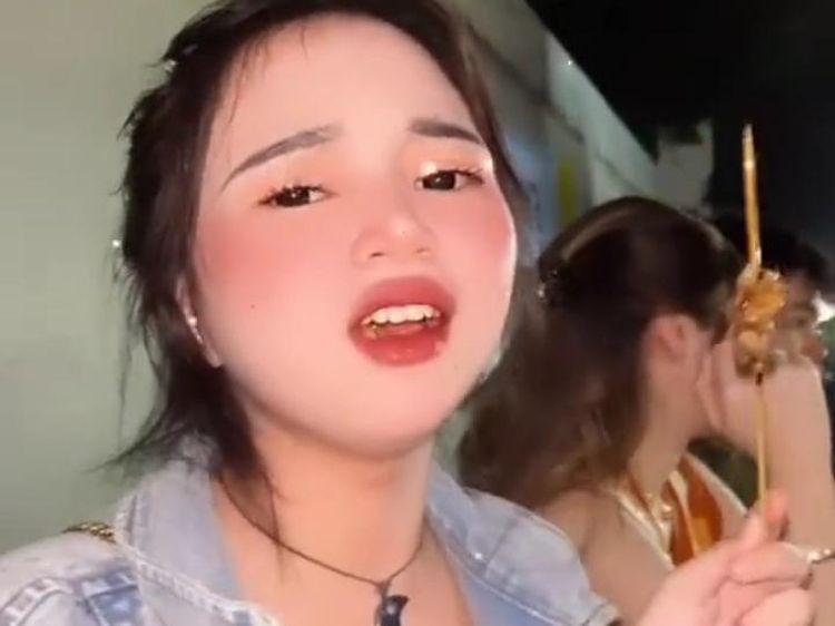 Potret Selebgram Kienzy yang Sentil Hotman Paris Saat Jajan di Kaki Lima