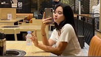 Kienzy yang hobi makan juga senang menyambangi restoran BBQ ala Korea. Sambil menunggu makanannya disiapkan, Kienzy melepas dahaga dengan sebotol air mineral dingin yang dipesannya. Foto: Instagram/kienzy._myllien02