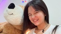 Kienzy yang doyan makan cokelat memilih kue blackforest dengan hiasan serba cokelat untuk ulang tahunnya. Dilengkapi dua lilin berwarna merah dan putih ada boneka beruang kesayangannya yang menemani di sisi Kienzy. Foto: Instagram/kienzy._myllien02