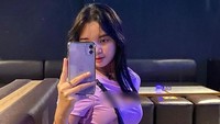 Saat malam hari dirinya juga senang bersantai di sebuah bar. Berfoto dengan pakaian serba lilac, Kienzy dengan sabar menunggu pesanannya datang. Foto: Instagram/kienzy._myllien02