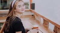 Kienzy juga hobi minum kopi sambil bersantai. Coffee shop di atas ketinggian ini dipilihnya untuk minum kopi sambil menikmati pemandangan. Foto: Instagram/kienzy._myllien02