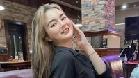Makan malam bersama teman dan sahabatnya juga tak pernah dilewatkan. Sambil menikmati makanan dirinya juga selalu menyempatkan untuk berfoto bersama teman-temannya. Foto: Instagram/kienzy._myllien02