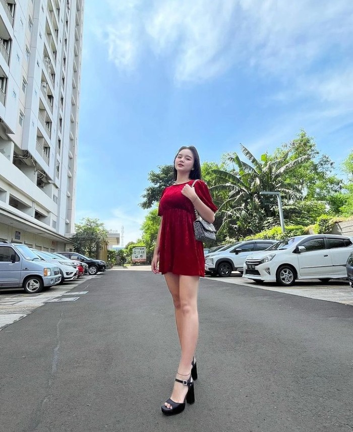 Galeri Kienzy Potret Selebgram Kienzy yang 'Sentil' Hotman Paris Saat Jajan di Kaki Lima