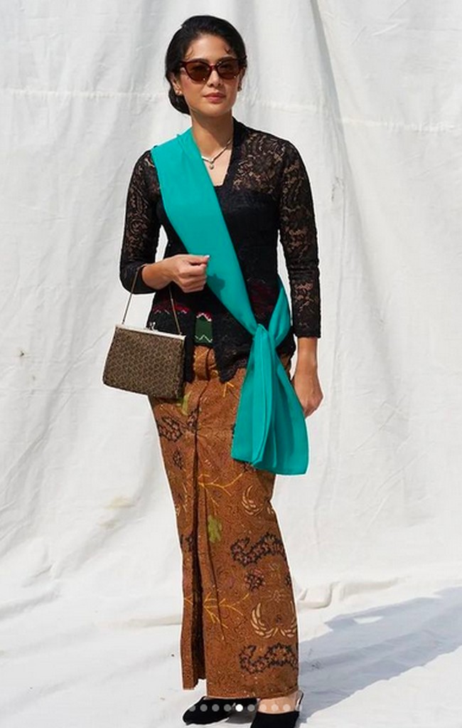 Dengan bantuan desainer Chitra Subyakto sebagai pengarah gaya, Dian Sastrowardoyo bersolek dengan kebaya kutubaru berwarna hitam dengan jarik batik yang melengkapi rasa klasik. (Foto: Instagram/@therealdisastr)