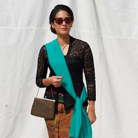 Dengan bantuan desainer Chitra Subyakto sebagai pengarah gaya, Dian Sastrowardoyo bersolek dengan kebaya kutubaru berwarna hitam dengan jarik batik yang melengkapi rasa klasik. (Foto: Instagram/@therealdisastr)