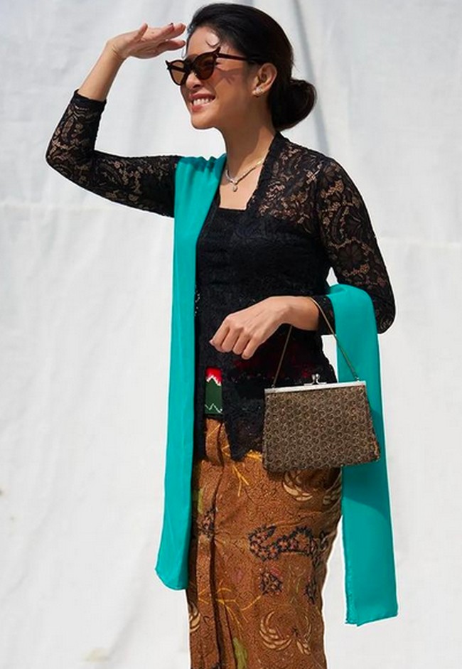 Ibu dua anak itu menambah sentuhan stylish dengan kacamata bergaya cat-eye dan handbag bergaya klasik. (Foto: Instagram/@therealdisastr)