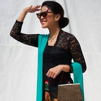 Ibu dua anak itu menambah sentuhan stylish dengan kacamata bergaya cat-eye dan handbag bergaya klasik. (Foto: Instagram/@therealdisastr)