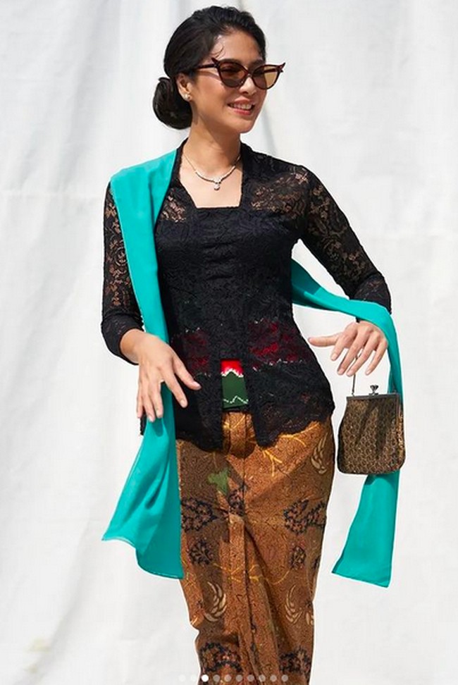 Ikut menyempurnakan gayanya, sebuah stagen hijau dengan aksen merah melingkari pinggangnya. Tidak ketinggalan, sebuah selendang tosca yang kontras sehingga memancarkan daya tarik tersendiri. (Foto: Instagram/@therealdisastr)