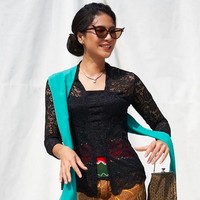 Ikut menyempurnakan gayanya, sebuah stagen hijau dengan aksen merah melingkari pinggangnya. Tidak ketinggalan, sebuah selendang tosca yang kontras sehingga memancarkan daya tarik tersendiri. (Foto: Instagram/@therealdisastr)