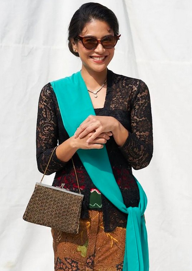 Jangan lupa untuk ajak kerabat dan saudara kalian ya. Mari lestarikan kebaya menjadi warisan luhur Bangsa dan turut bangga menjadikannya bagian dari warisan budaya tak benda dari Indonesia untuk dunia, pesannya. (Foto: Instagram/@therealdisastr)