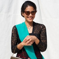 Jangan lupa untuk ajak kerabat dan saudara kalian ya. Mari lestarikan kebaya menjadi warisan luhur Bangsa dan turut bangga menjadikannya bagian dari warisan budaya tak benda dari Indonesia untuk dunia, pesannya. (Foto: Instagram/@therealdisastr)