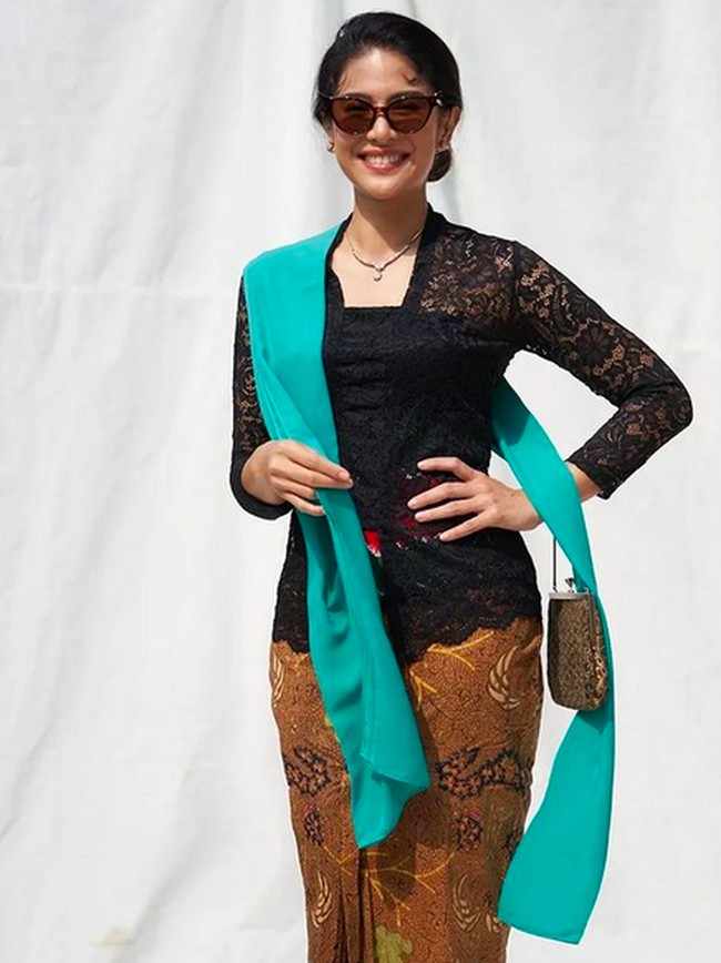 Untuk kesekian kalinya aktris Dian Sastrowardoyo mengunggah foto dirinya berbalut kebaya klasik. Namun, unggahan terbarunya ini didedikasikan untuk mempromosikan kebaya masuk ke UNESCO, lembaga budaya internasional PBB. (Foto: Instagram/@therealdisastr)
