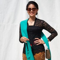 Untuk kesekian kalinya aktris Dian Sastrowardoyo mengunggah foto dirinya berbalut kebaya klasik. Namun, unggahan terbarunya ini didedikasikan untuk mempromosikan kebaya masuk ke UNESCO, lembaga budaya internasional PBB. (Foto: Instagram/@therealdisastr)