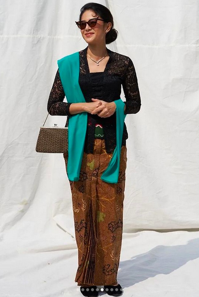 Yuk berpartisipasi dalam pengajuan Kebaya ke UNESCO sebagai warisan budaya dunia tak benda. Caranya, foto pakai kebaya lalu unggah pada website tradisikebaya.id.Gerakan ini akan dimulai pada tanggal 9 Agustus hingga 9 Desember 2022, tulis bintang Ada Apa dengan Cinta itu di keterangan foto kepada 8 juta pengikutnya. (Foto: Instagram/@therealdisastr)