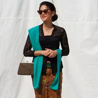 Yuk berpartisipasi dalam pengajuan Kebaya ke UNESCO sebagai warisan budaya dunia tak benda. Caranya, foto pakai kebaya lalu unggah pada website tradisikebaya.id.Gerakan ini akan dimulai pada tanggal 9 Agustus hingga 9 Desember 2022, tulis bintang Ada Apa dengan Cinta itu di keterangan foto kepada 8 juta pengikutnya. (Foto: Instagram/@therealdisastr)