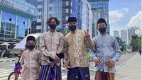 4 cowok Gen Halilintar itu mengunjungi Sudirman dengan outfit beda. Mereka memakai sarung, baju koko, dan peci. Foto: dok. Instagram Gen Halilintar