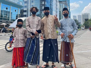 Paling Beda! Gaya Gen Halilintar saat Nongkrong di Sudirman