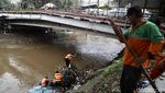 Gercep! Petugas Bersihkan Sampah Kayu di Pintu Air Manggarai