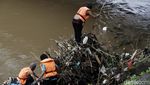 Gercep! Petugas Bersihkan Sampah Kayu di Pintu Air Manggarai
