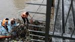Gercep! Petugas Bersihkan Sampah Kayu di Pintu Air Manggarai