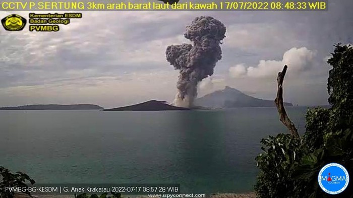 Gunung Anak Krakatau erupsi (dok PVMBG)