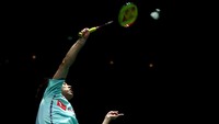Kodai Naraoka berusaha meladeni permainan Ginting.