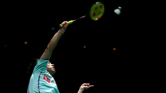 Hajar Wakil Jepang, Ginting Juara Singapore Open 2022 Indonesia's Anthony Sinisuka Ginting celebrates on the podium after defeating Japan's Kodai Naraoka during the men's singles final at the Singapore Open badminton tournament in Singapore on July 17, 2022. (Photo by ROSLAN RAHMAN / AFP) (Photo by ROSLAN RAHMAN/AFP via Getty Images)