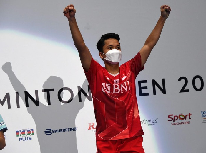 Indonesias Anthony Sinisuka Ginting celebrates on the podium after defeating Japans Kodai Naraoka during the mens singles final at the Singapore Open badminton tournament in Singapore on July 17, 2022. (Photo by ROSLAN RAHMAN / AFP) (Photo by ROSLAN RAHMAN/AFP via Getty Images)