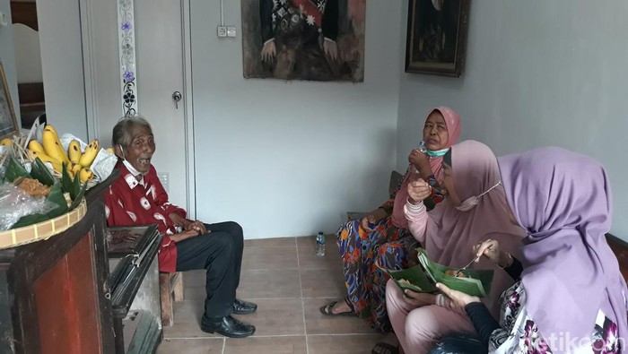 Hermin Istiariningsih alias Mbah Ning (tiga dari kanan) dan suaminya, Sutrisno, Kamis (14/7/2022).