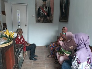 Kisah Mbah Ning, dari Autodidak Jadi Seniman Sungging Wayang Beber