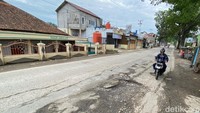 Lubang di jalan tersebut cukup lebar dan dalam yang dapat membahayakan para pengendara sepeda motor. (Foto: Wisma Putra/detikJabar)