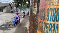 Apalagi di malam hari, lubang di Jalan tersebut tak terlihat. (Foto: Wisma Putra/detikJabar)