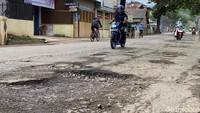 Tak hanya ada di satu titik, kerusakan di jalan ini terdapat di beberapa titik, dari mulai kawasan Tataasri hingga Cikuya yang berada di Kecamatan Cicalengka. (Foto: Wisma Putra/detikJabar)