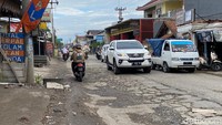 Kerusakan di jalan ini dikeluhkan para pengendara. Sebab selain mengganggu kenyamanan, kerusakan juga membahayakan pengguna kendaraan. (Foto: Wisma Putra/detikJabar)