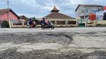 Potret Rusaknya Jalan di Cikancung Bandung