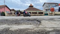 Pantauan detikJabar pada Minggu (17/7/2022), belum ada perbaikan untuk kerusakan di jalan ini. (Foto: Wisma Putra/detikJabar)