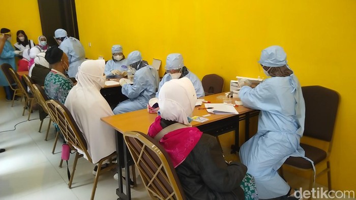 Jemaah haji debarkasi di Asrama Haji Surabaya jalani tes kesehatan