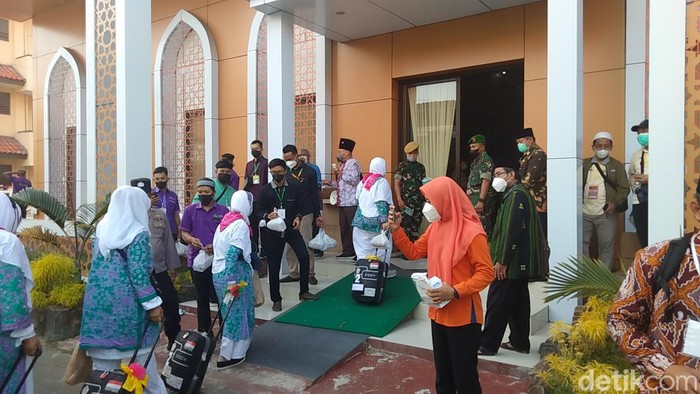 Jemaah haji debarkasi di Asrama Haji Surabaya jalani tes kesehatan